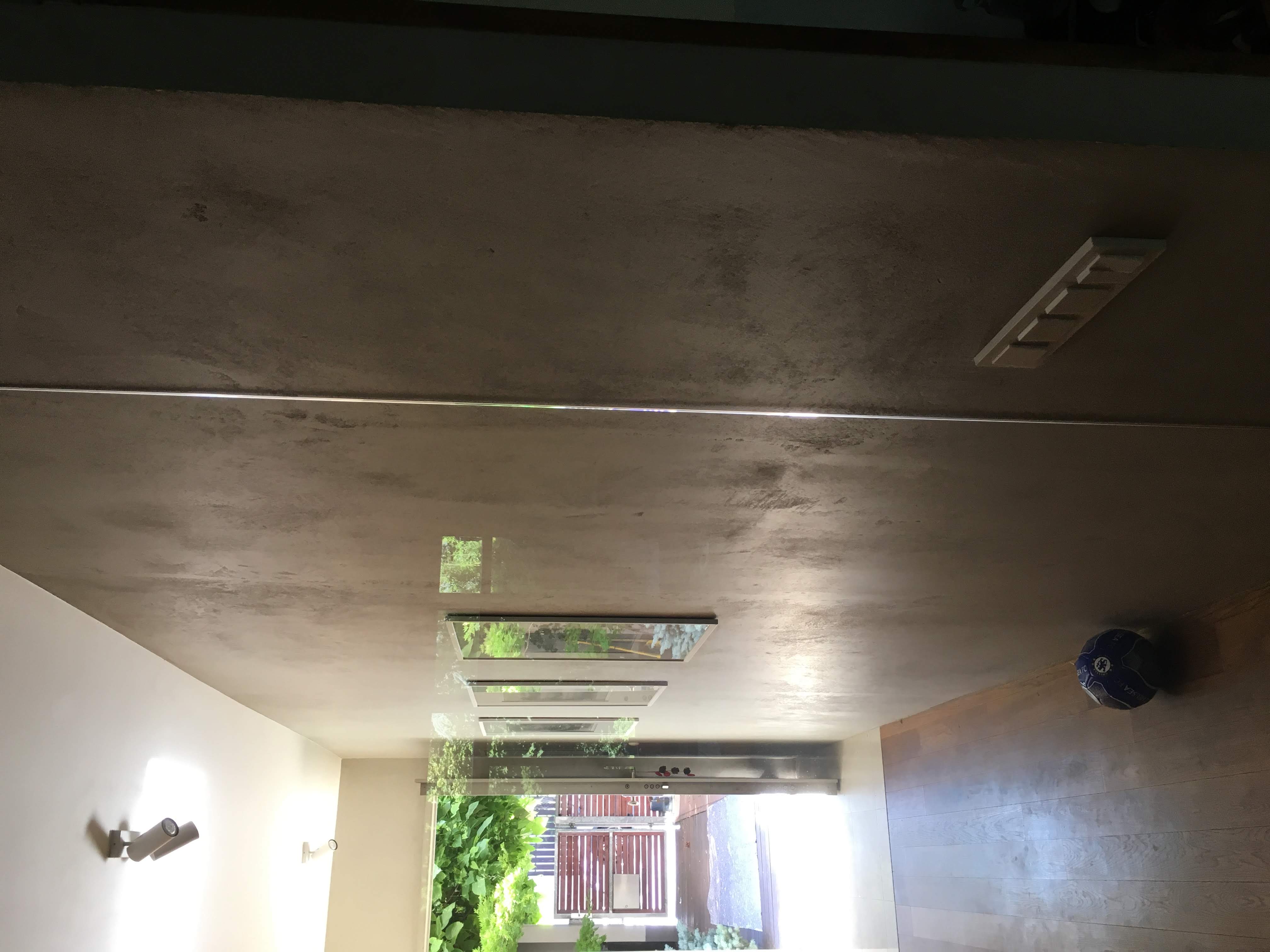 Imitace pohledového betonu v chodbě (2)